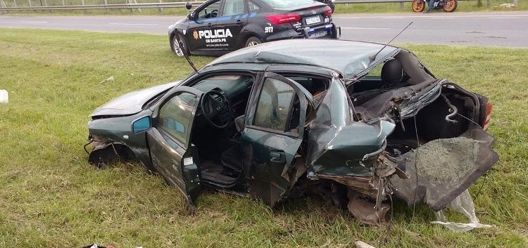 Un joven de Barrancas despistó y chocó contra un poste de luz en autopista