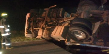 Impactante vuelco con corte de ruta en San Genaro