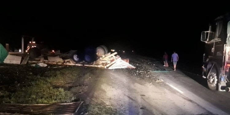 Un camión volcó y desparramó su carga de envases de bebidas en autopista