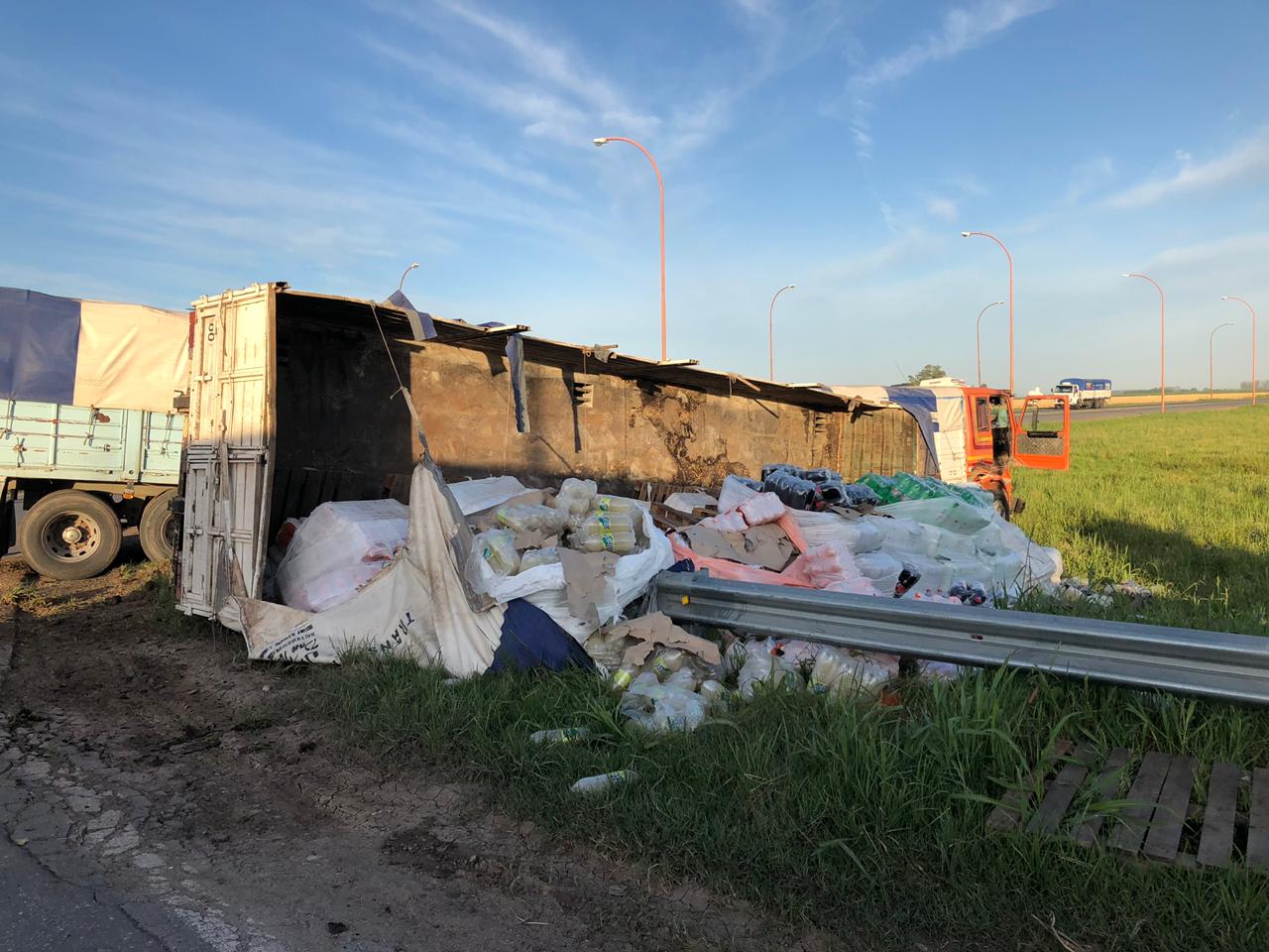 Fuerte choque en Totoras: dos camioneros atrapados y heridos