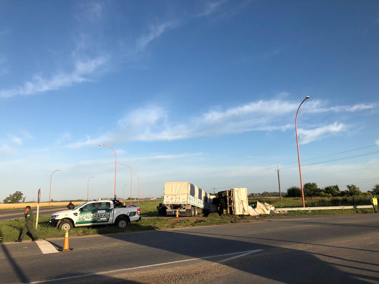 Fuerte choque en Totoras: dos camioneros atrapados y heridos