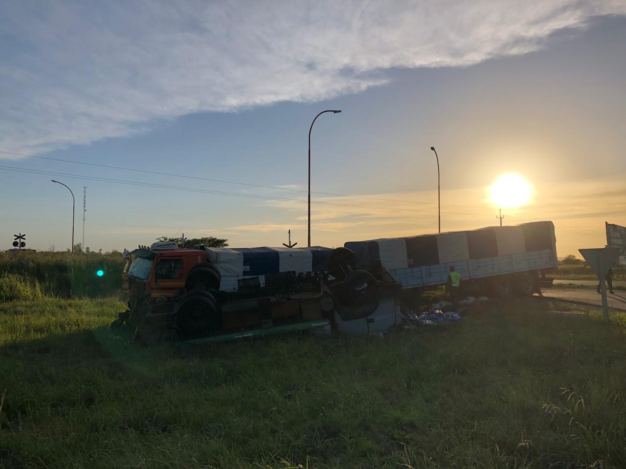 Fuerte choque en Totoras: dos camioneros atrapados y heridos