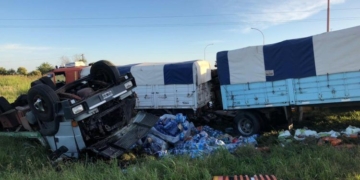 Fuerte choque en Totoras: dos camioneros atrapados y heridos