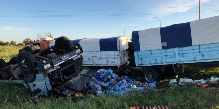 Fuerte choque en Totoras: dos camioneros atrapados y heridos