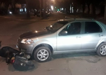 Colisión entre una moto y un auto dejó a una joven herida