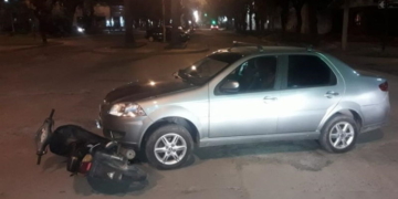 Colisión entre una moto y un auto dejó a una joven herida
