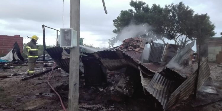 Ardió una precaria vivienda en Barrancas y hubo pérdidas totales