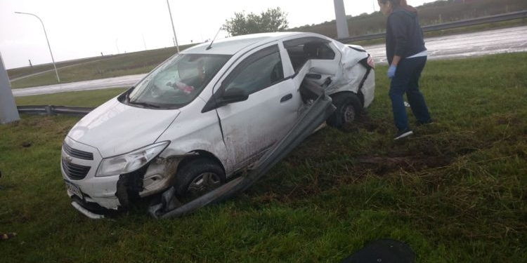 Milagro en Autopista: terminó con el guardarrail incrustado en el asiento trasero