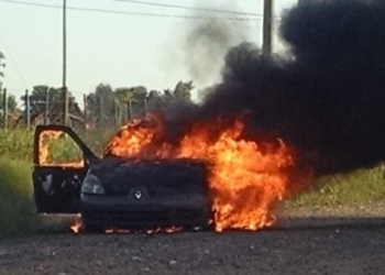 Las llamas consumieron un vehículo y su conductor logró escapar a tiempo