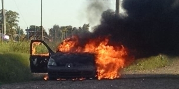 Las llamas consumieron un vehículo y su conductor logró escapar a tiempo