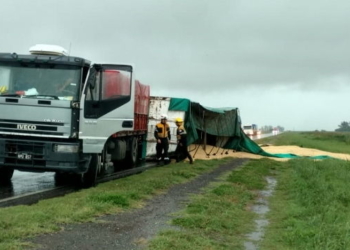 Un camión volcó y desparramó su carga sobre Ruta 34