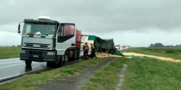 Un camión volcó y desparramó su carga sobre Ruta 34