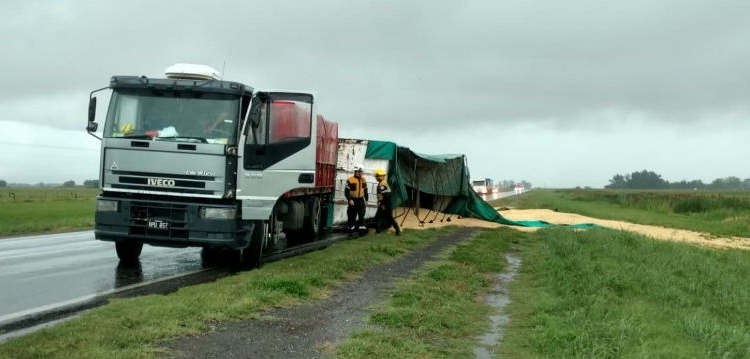 Un camión volcó y desparramó su carga sobre Ruta 34