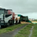 Un camión volcó y desparramó su carga sobre Ruta 34