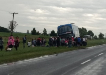 Un colectivo con más de 60 pasajeros despistó para evitar colisionar contra un camión
