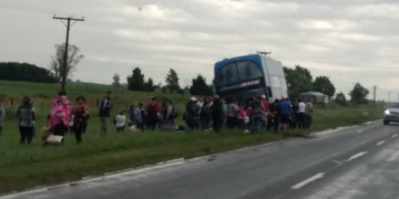 Un colectivo con más de 60 pasajeros despistó para evitar colisionar contra un camión