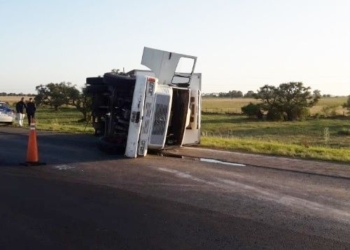 Un camión perdió sus ruedas sobre autopista y volcó