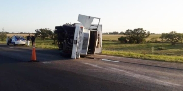 Un camión perdió sus ruedas sobre autopista y volcó