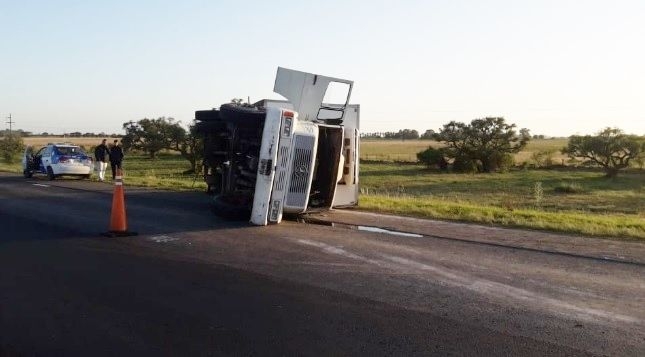 Un camión perdió sus ruedas sobre autopista y volcó