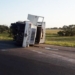 Un camión perdió sus ruedas sobre autopista y volcó
