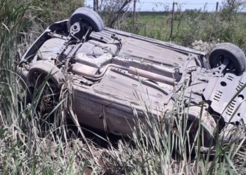 Un auto volcó sobre el camino a Puerto Aragón