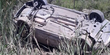Un auto volcó sobre el camino a Puerto Aragón