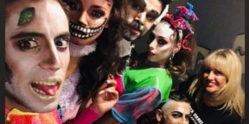 Totorense despliega su magia con pinceles en Carlos Paz en la obra de Flavio Mendoza