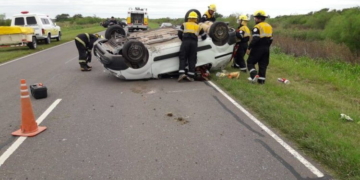 Impactante vuelco de una familia en Ruta 65