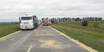 Reventó la cubierta de un camión y parte de la carga quedó sobre Ruta 91