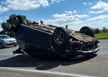 Un auto impactó contra un camión y volcó sobre autopista