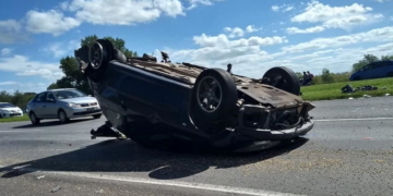 Un auto impactó contra un camión y volcó sobre autopista