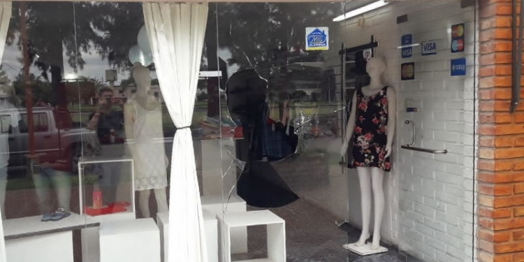 Vandalismo en Barrancas: atacaron el frente de un local comercial