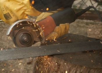 Accidente laboral: se le incrustó el disco de una amoladora en la cara