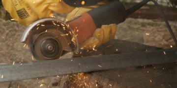 Accidente laboral: se le incrustó el disco de una amoladora en la cara