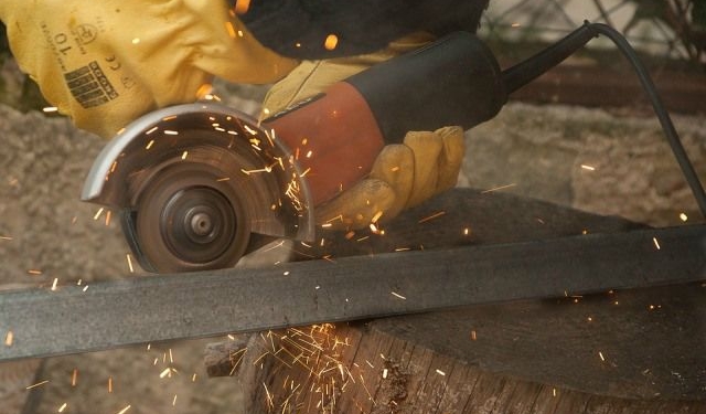 Accidente laboral: se le incrustó el disco de una amoladora en la cara