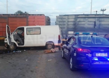 Un tren que se dirigía a Timbúes colisionó con una trafic: un joven está grave