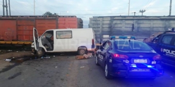 Un tren que se dirigía a Timbúes colisionó con una trafic: un joven está grave