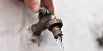 Restablecieron el servicio de agua en Maciel tras la implementación de un nuevo medidor