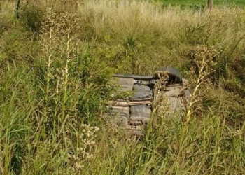Conductor perdió el control de su auto, despistó y volcó