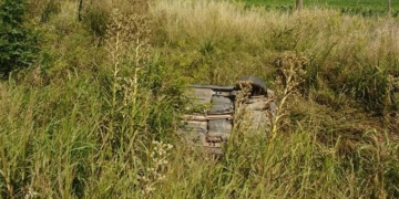 Conductor perdió el control de su auto, despistó y volcó