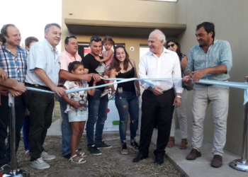 Un total de 19 familias recibieron su propia casa en Barrancas