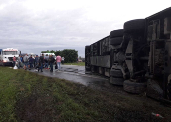 Oliveros: volcó un colectivo en autopista y hay múltiples heridos