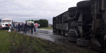 Oliveros: volcó un colectivo en autopista y hay múltiples heridos