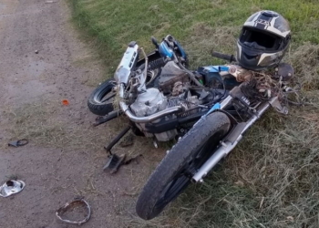 Tragedia en Ruta 11: un motociclista murió tras impactar con un camión