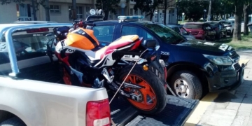 Un motociclista con graves heridas tras colisionar con un auto en San Genaro