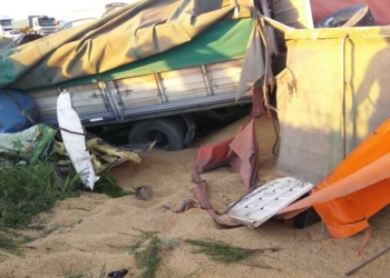 Fuerte impacto entre camiones con un conductor atrapado