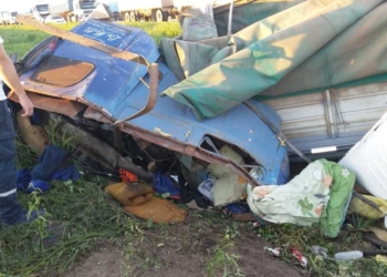 Fuerte impacto entre camiones con un conductor atrapado