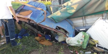 Fuerte impacto entre camiones con un conductor atrapado