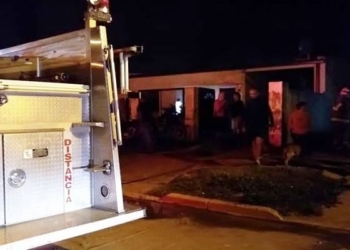 Vecinos rescataron a un hombre de su vivienda en llamas y bomberos sofocaron el incendio