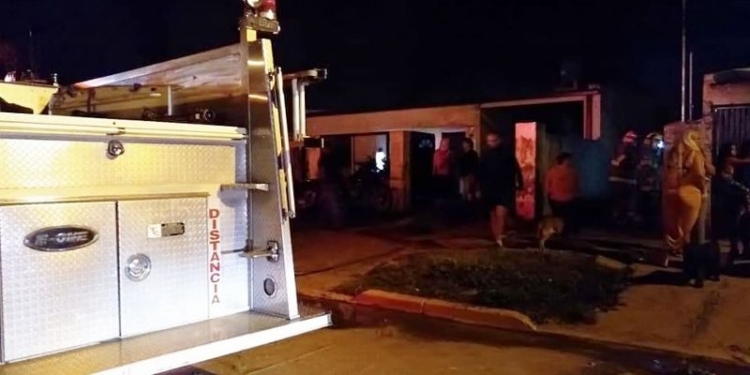 Vecinos rescataron a un hombre de su vivienda en llamas y bomberos sofocaron el incendio